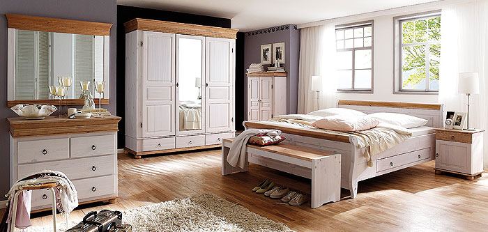 Schlafzimmer weiss mit gelaugten Absätzen Kiefer massiv Holz