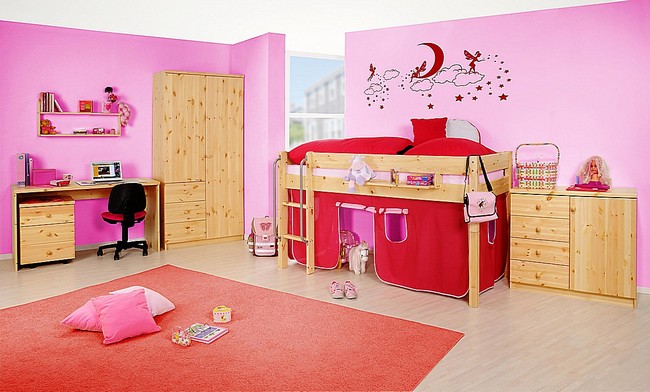 Kinderzimmer aus lackiertem Kiefernholz