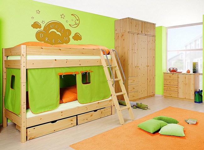 Kinderzimmer aus lackiertem Kiefernholz